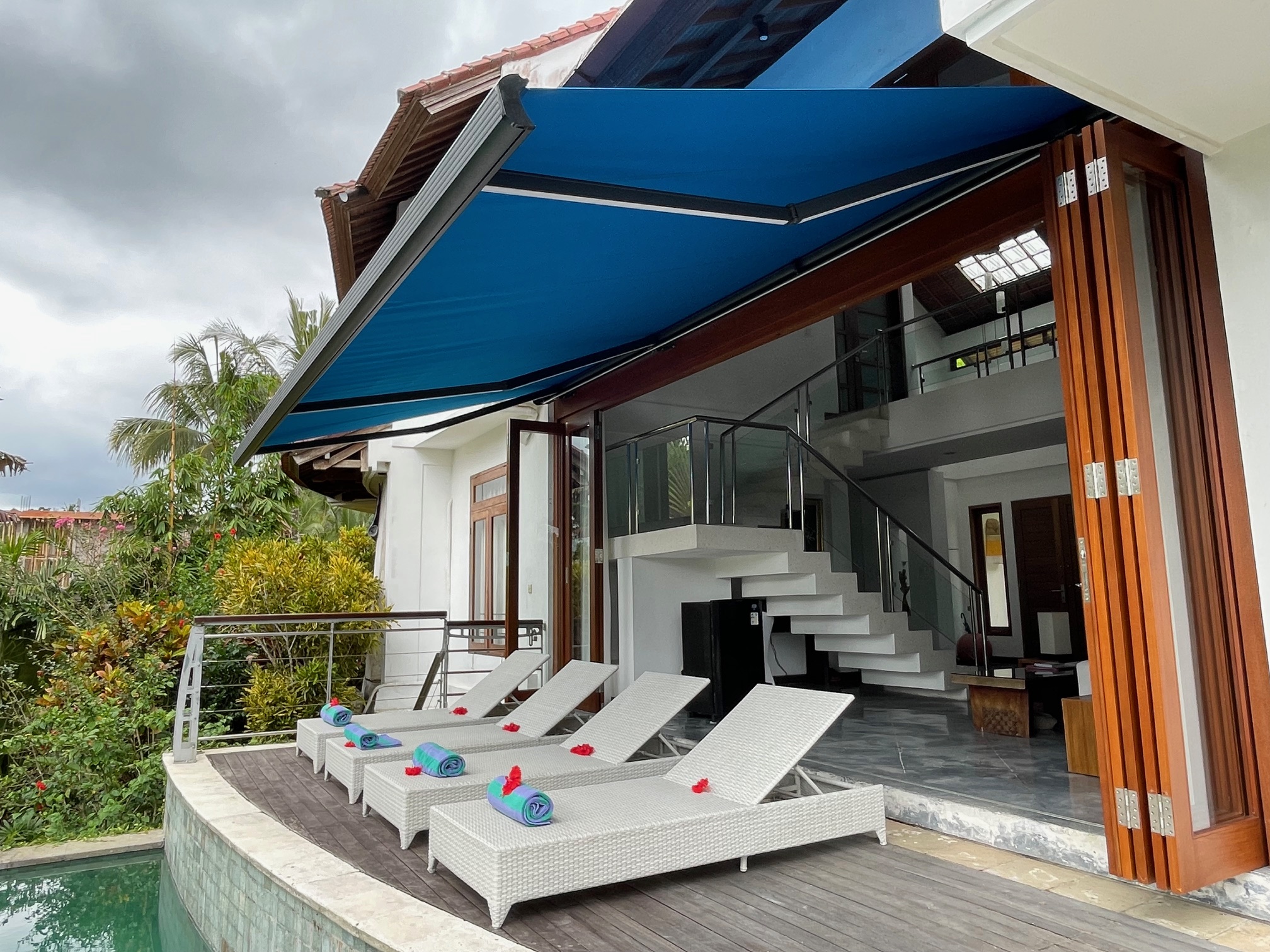 Outdoor deck with retractable shade awning