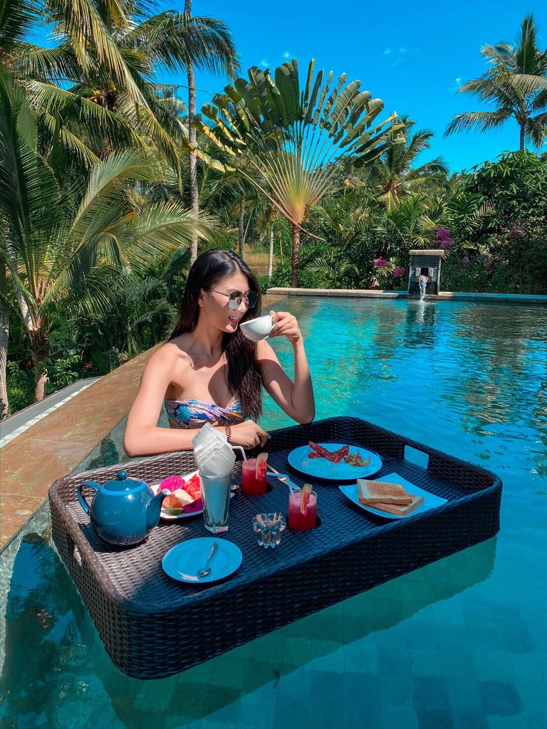 Signature floating breakfast in the infinity pool